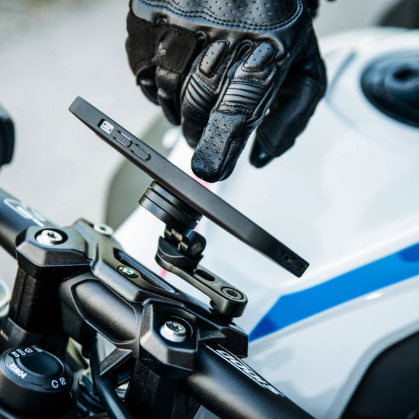 Smartphone mounting on the handlebar clamp